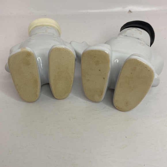 Salt and Pepper Shakers Hugging Chefs - Picture 15 of 15